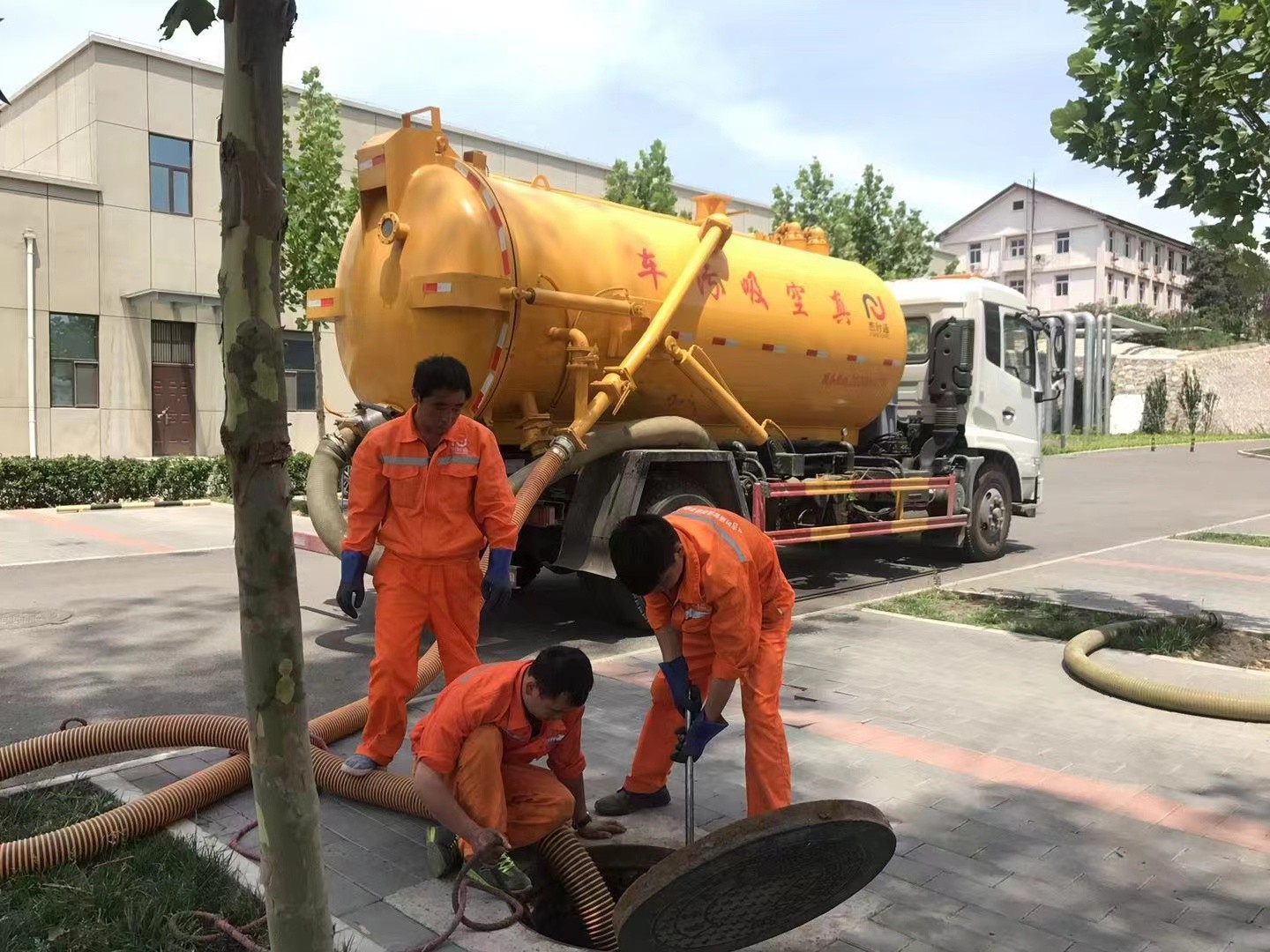 九所镇化粪池清理与5-8吨吸粪车施工效率分析